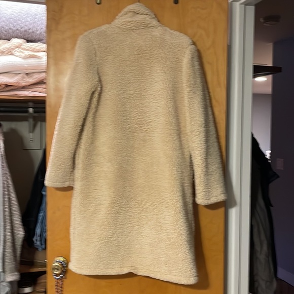 Sneak peak furry coat size medium - Picture 2 of 2